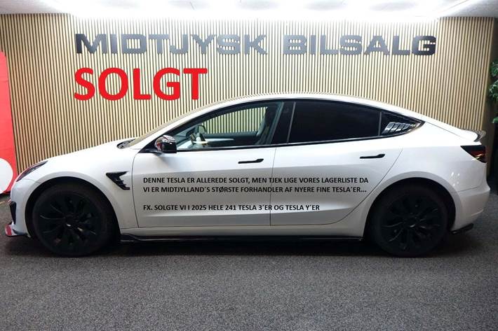 Blå Tesla Model 3 fra 2022