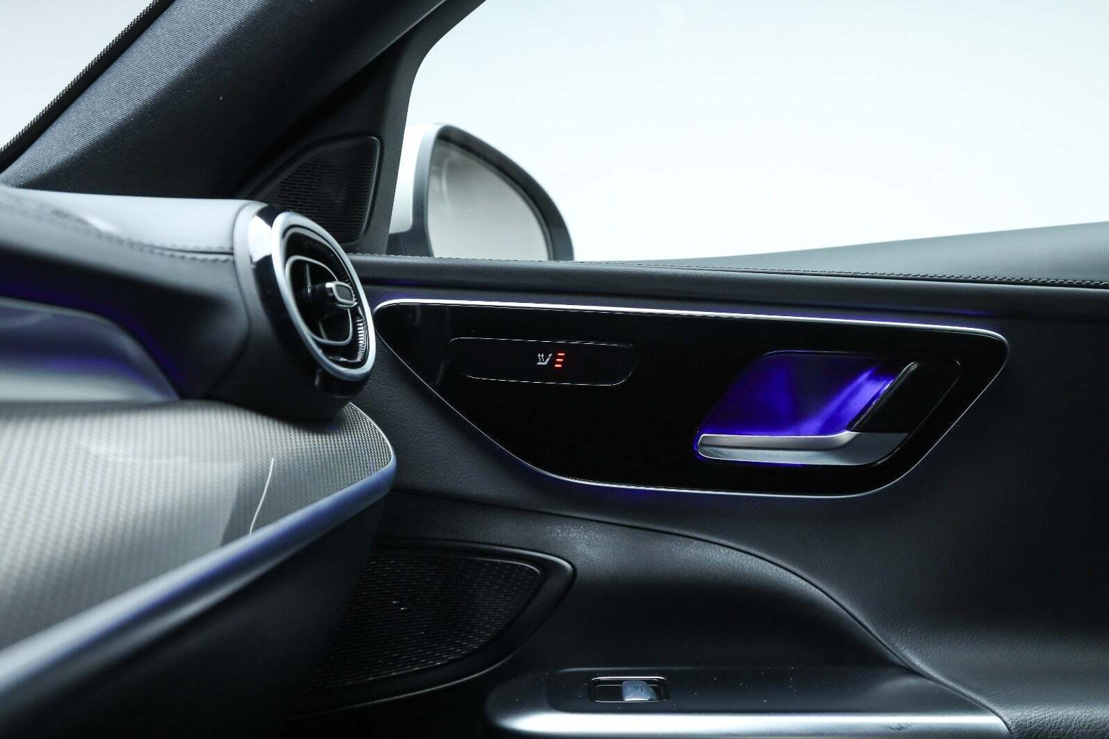 Sølv Mercedes C200 fra 2022