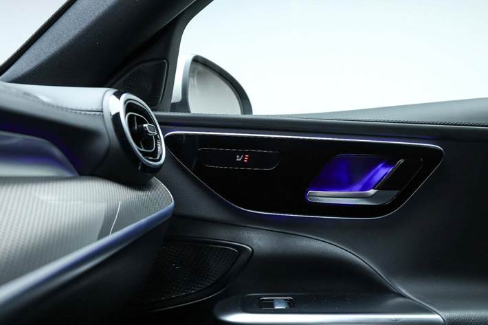 Sølv Mercedes C200 fra 2022