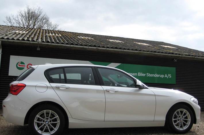 Hvid BMW 118i fra 2018