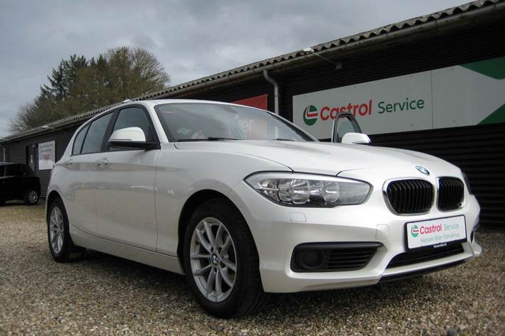 Hvid BMW 118i fra 2018
