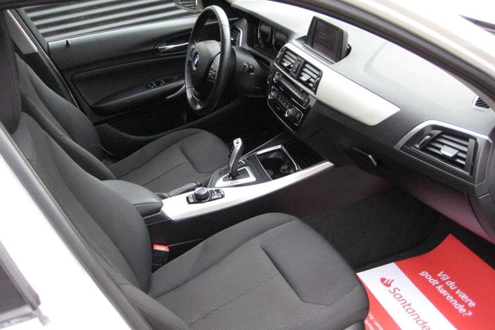 Hvid BMW 118i fra 2018