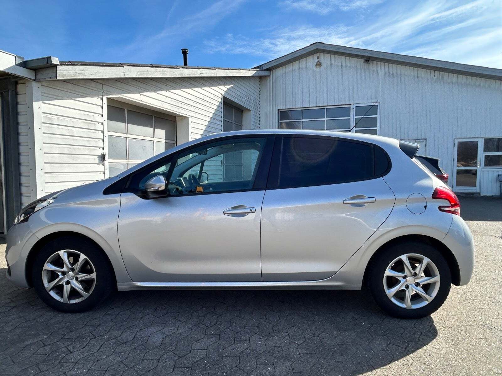Peugeot 208 1,2 VTi 82 Allure Sky