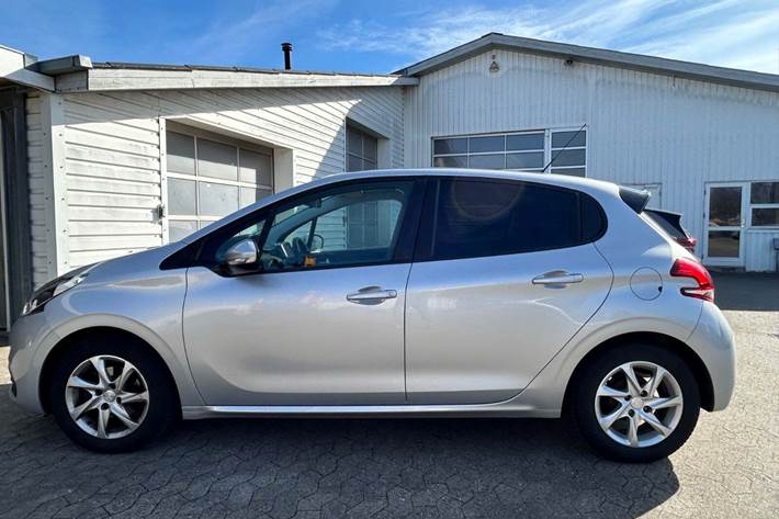 Sølv Peugeot 208 fra 2016