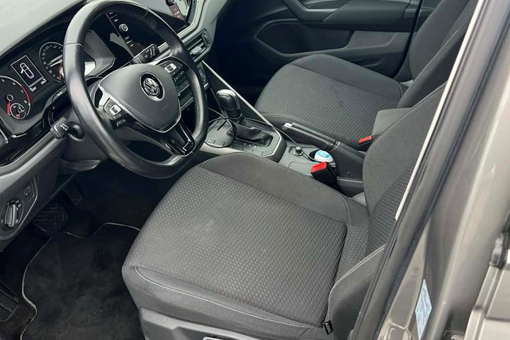 Grå VW Polo fra 2020
