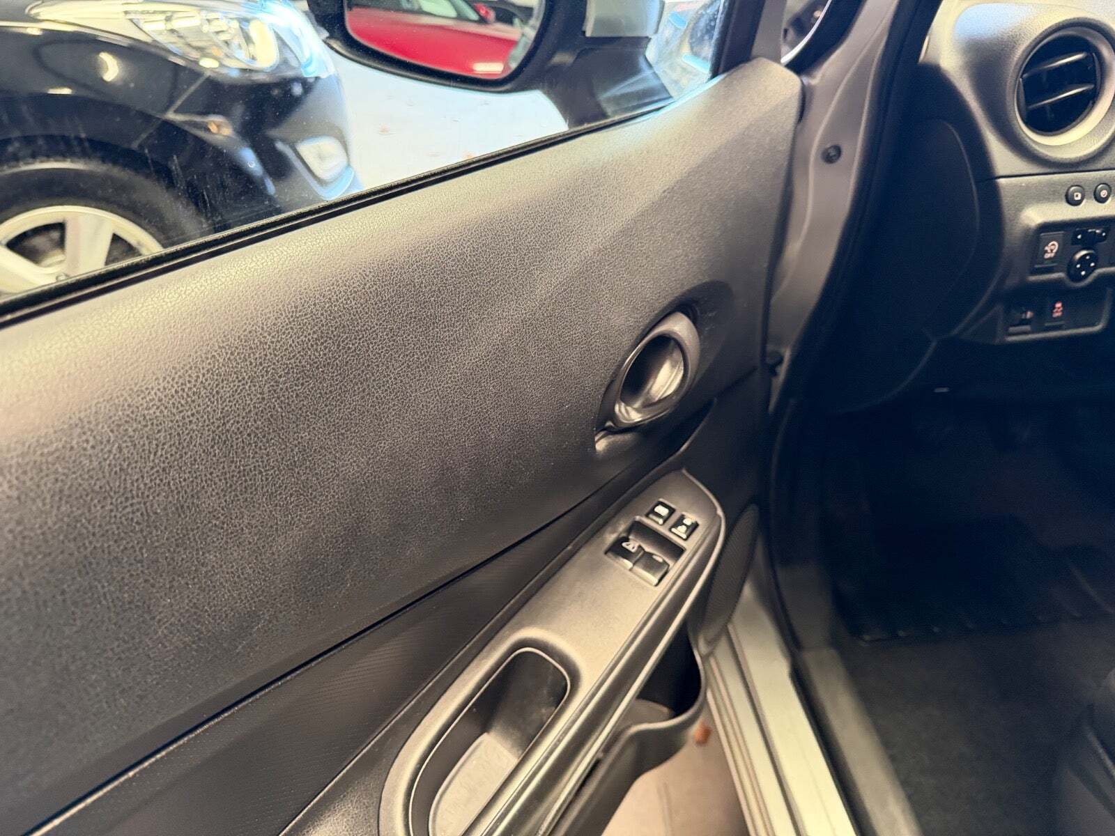 Grå Nissan Note fra 2014