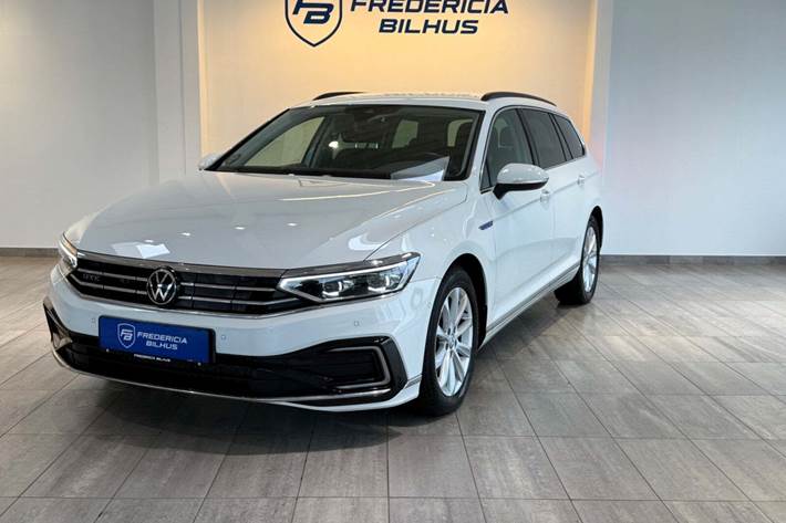 Hvid VW Passat fra 2021 set udefra