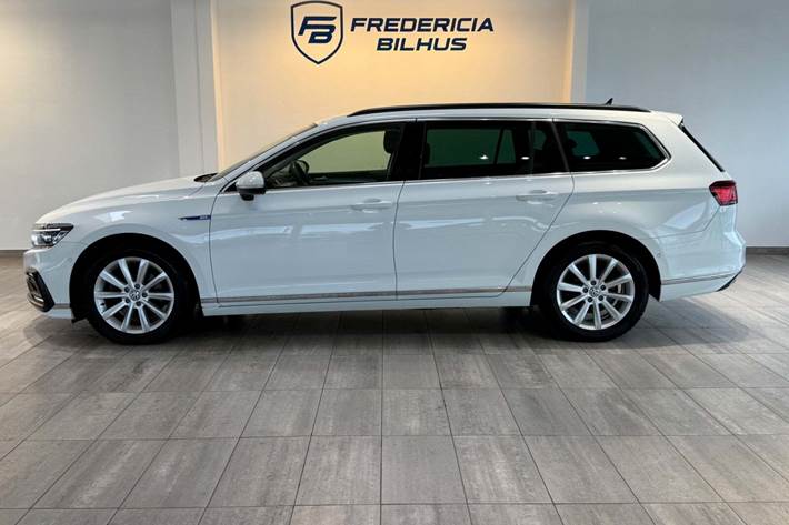 Hvid VW Passat fra 2021