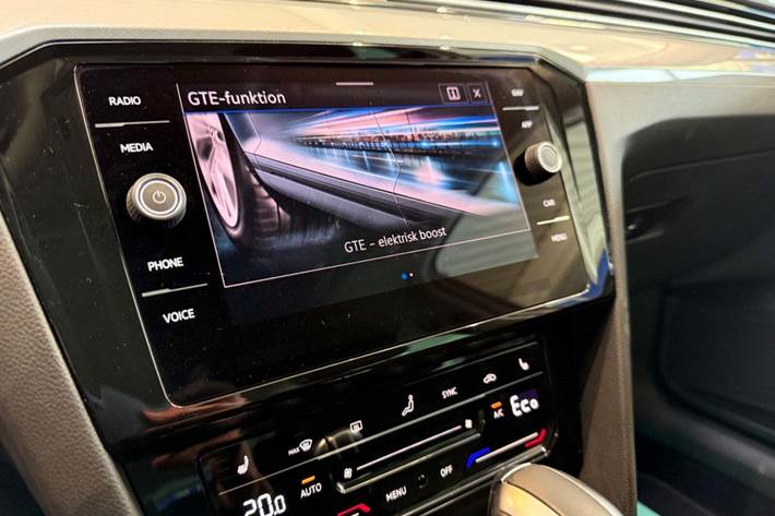 Hvid VW Passat fra 2021