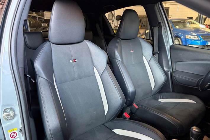 Sort Toyota Yaris fra 2019