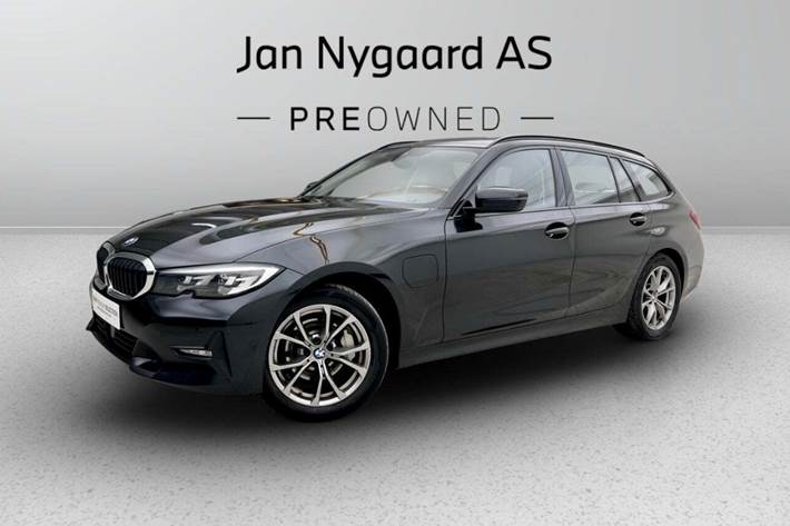 Sort BMW 330e fra 2021