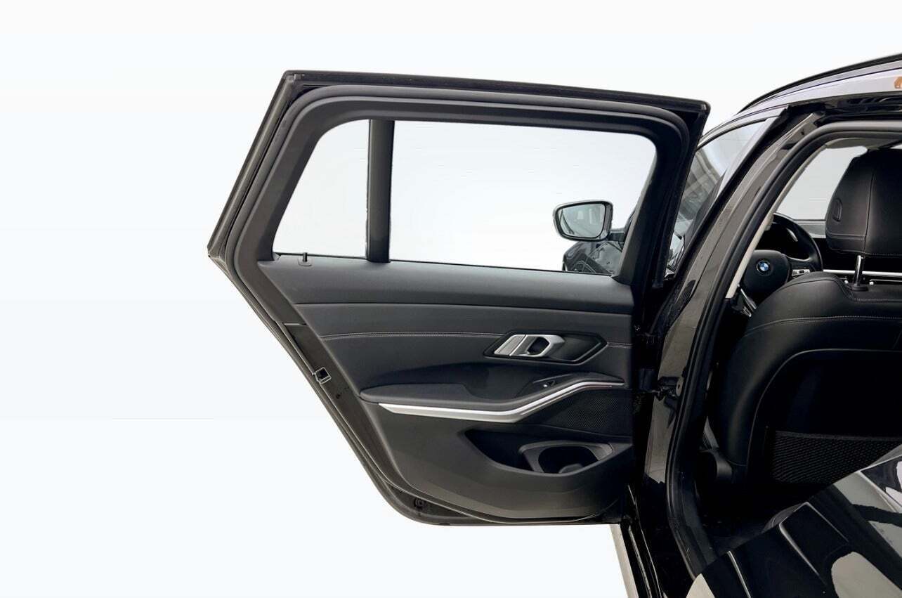 Sort BMW 330e fra 2021