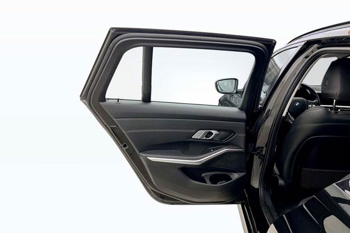 Sort BMW 330e fra 2021