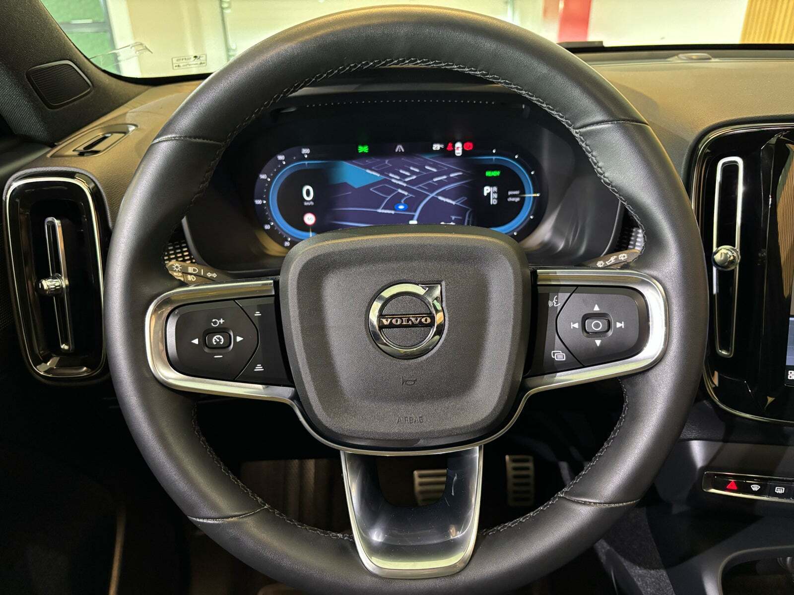 Grå Volvo XC40 fra 2022