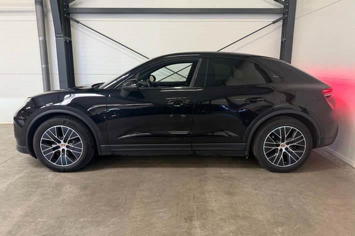 Sort Porsche Macan fra 2025