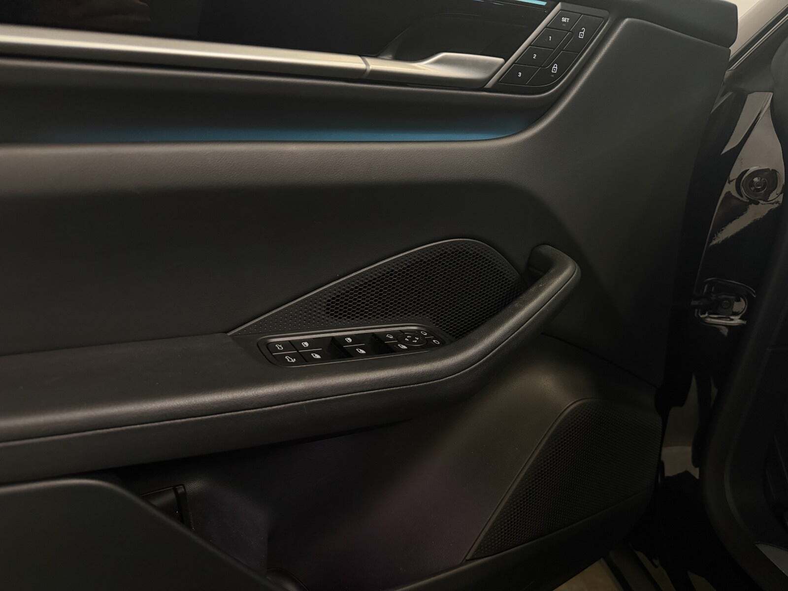 Sort Porsche Macan fra 2025 set indefra