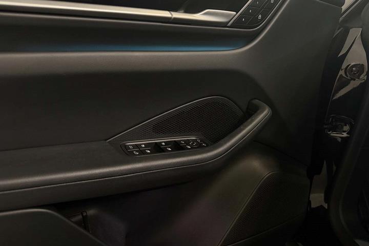 Sort Porsche Macan fra 2025 set indefra
