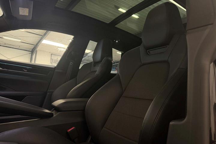 Sort Porsche Macan fra 2025 set indefra