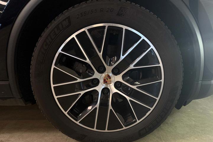 Sort Porsche Macan fra 2025