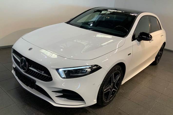 Hvid Mercedes A250 e fra 2021 set udefra