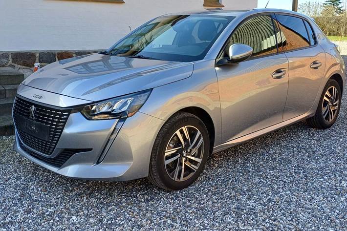 Grå Peugeot 208 fra 2022