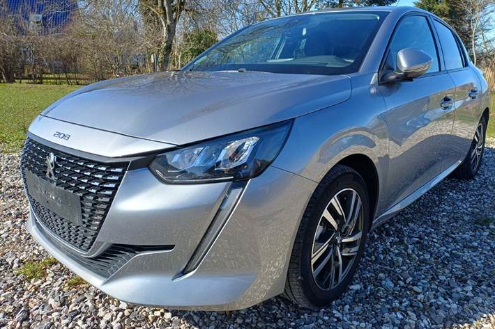 Grå Peugeot 208 fra 2022 set udefra
