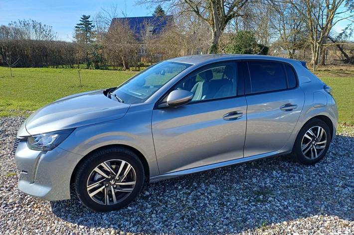 Grå Peugeot 208 fra 2022