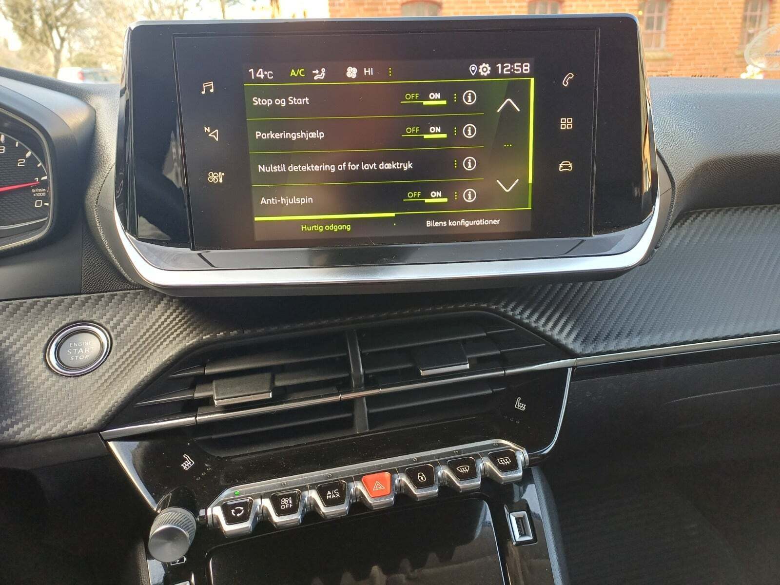 Grå Peugeot 208 fra 2022