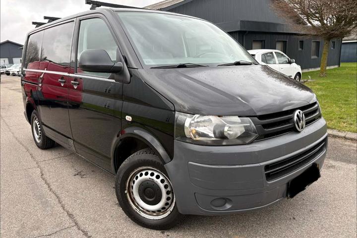 Sort VW Transporter fra 2012 set udefra