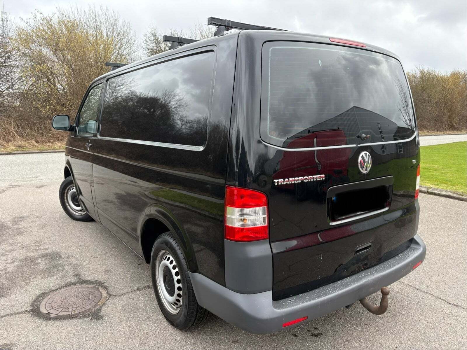 Sort VW Transporter fra 2012