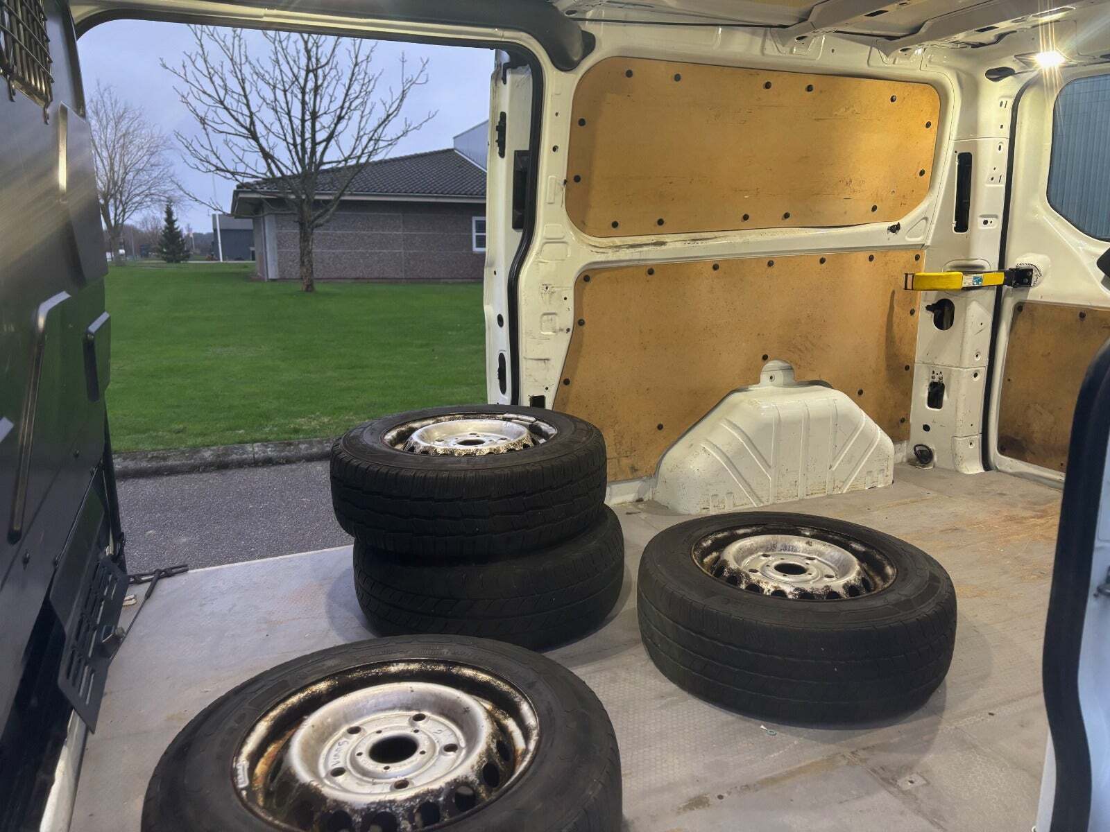 Gul Ford Transit Custom 310L fra 2013