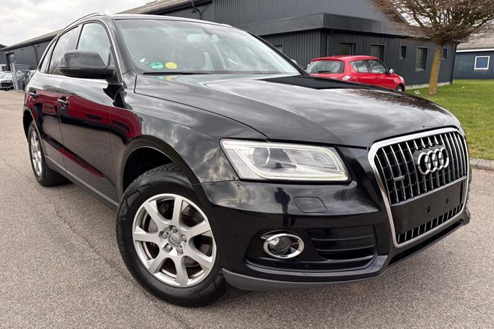 Sort Audi Q5 fra 2014 set udefra