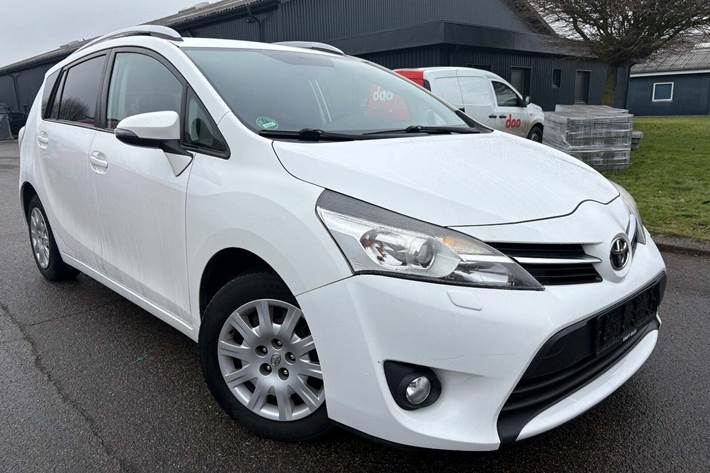 Hvid Toyota Sportsvan fra 2016