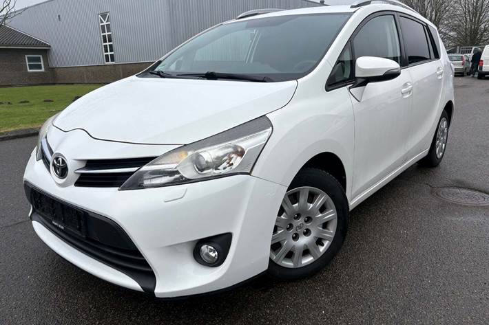 Hvid Toyota Sportsvan fra 2016