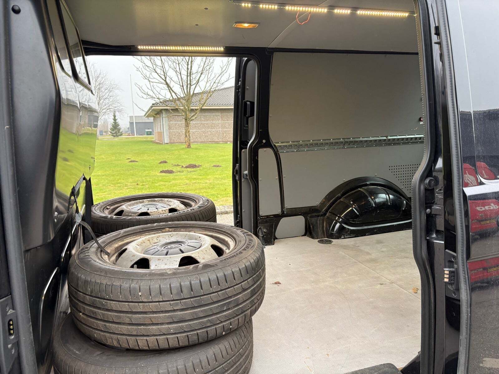 Sort VW Transporter fra 2015