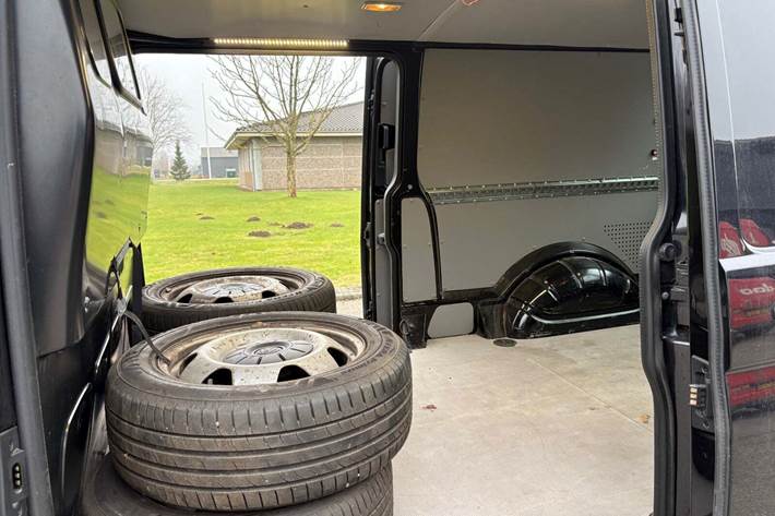 Sort VW Transporter fra 2015