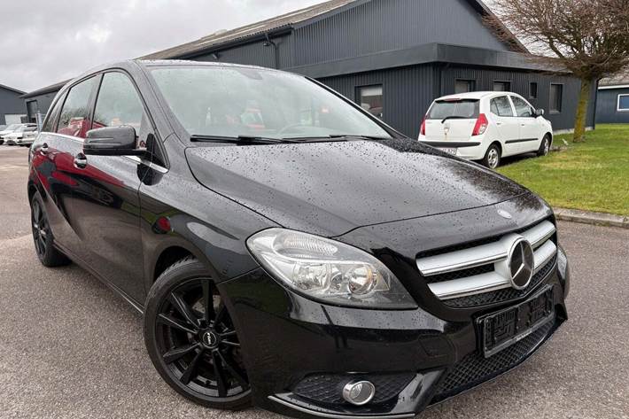 Sort Mercedes B200 fra 2013