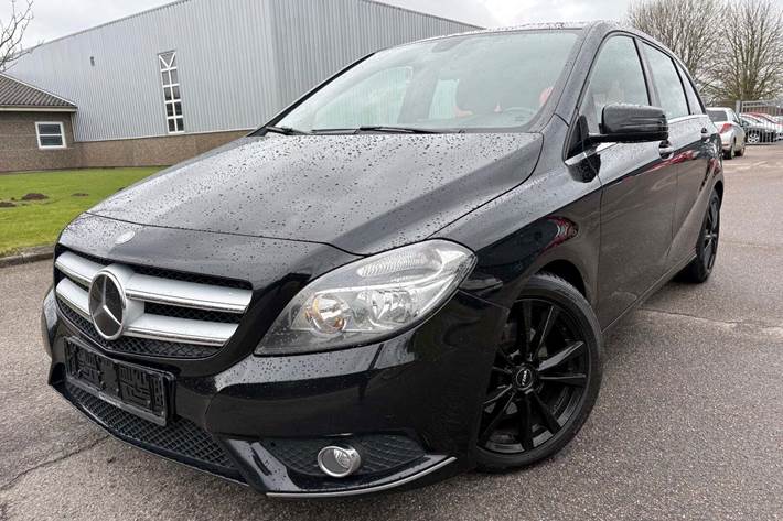 Sort Mercedes B200 fra 2013
