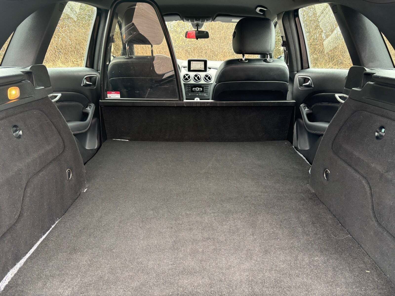 Sort Mercedes B200 fra 2013