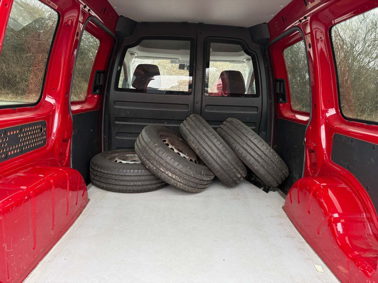 Gul VW Caddy fra 2017