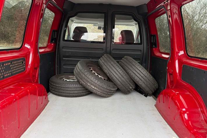 Gul VW Caddy fra 2017