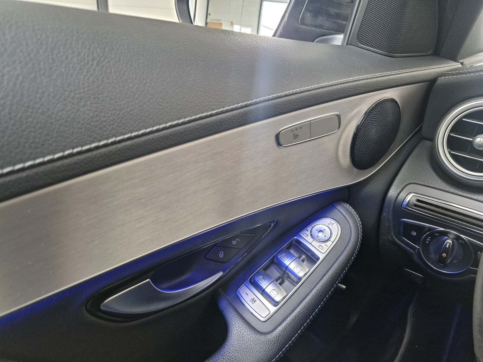 Grå Mercedes C300 fra 2021