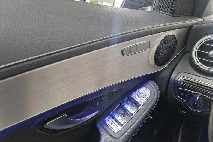 Grå Mercedes C300 fra 2021