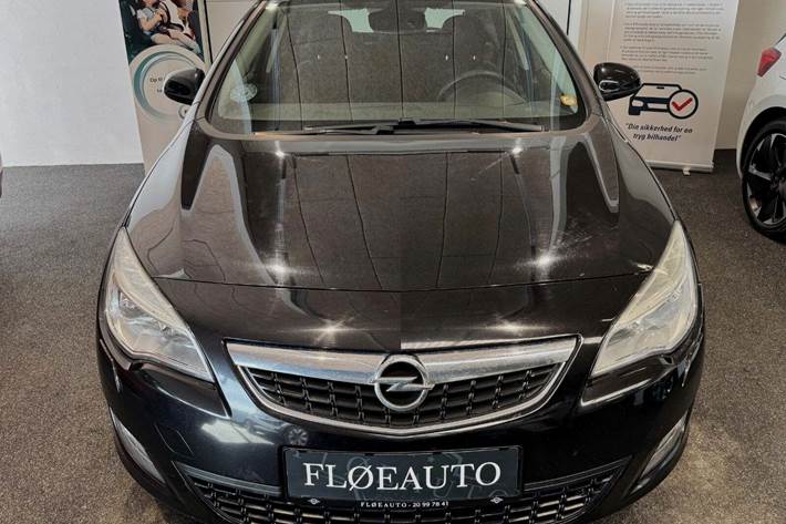 Sort Opel Astra fra 2010