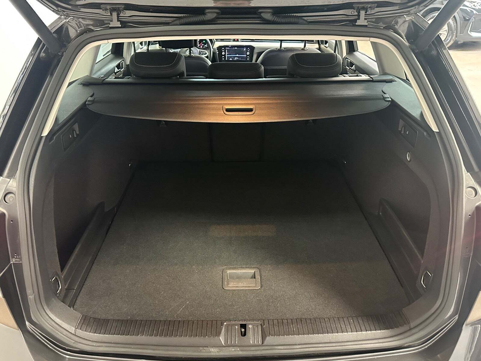 Grå VW Passat fra 2020