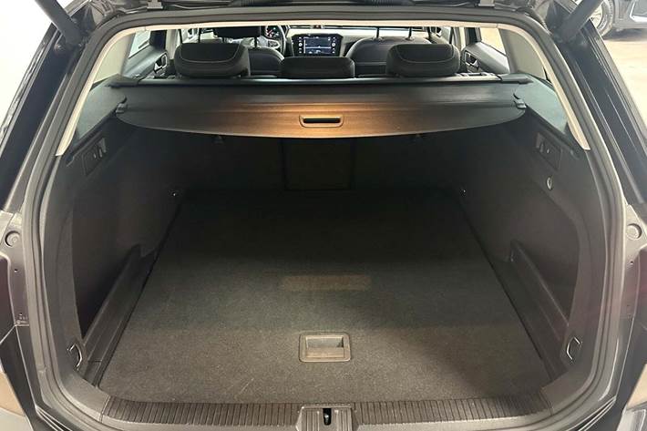 Grå VW Passat fra 2020