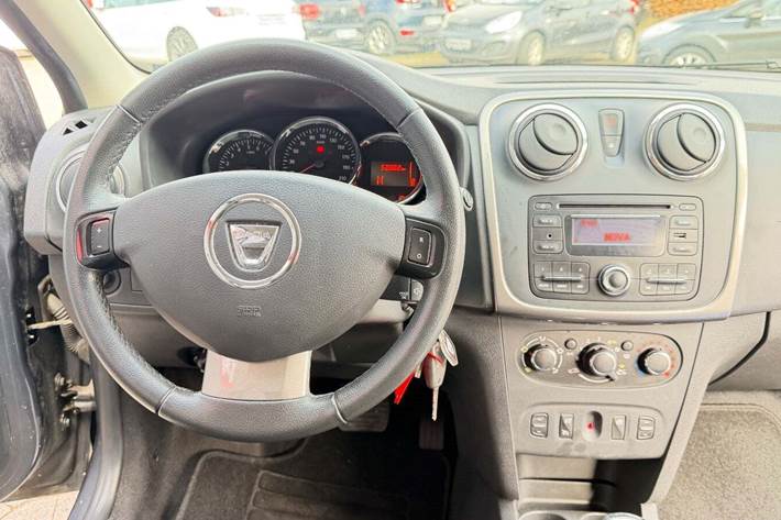 Grå Dacia Logan fra 2016