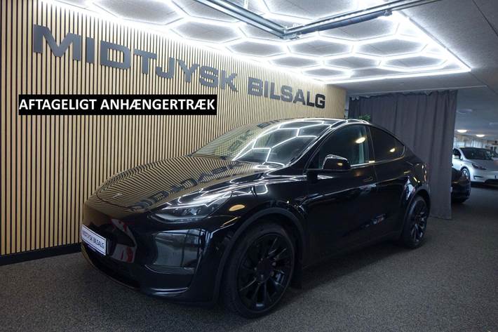 Sort Tesla Model Y fra 2024