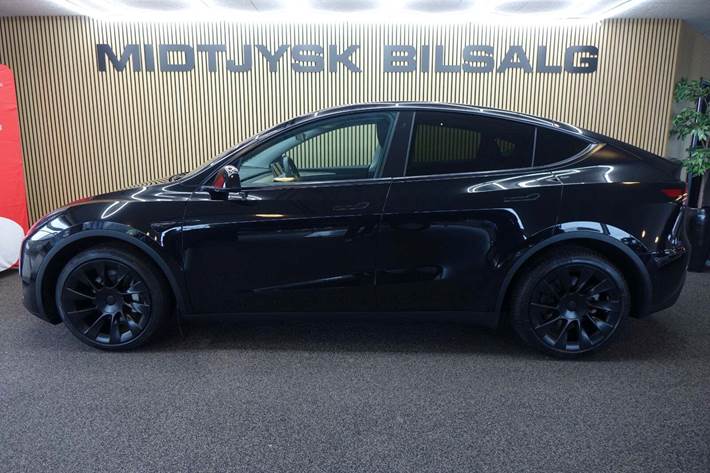 Sort Tesla Model Y fra 2024