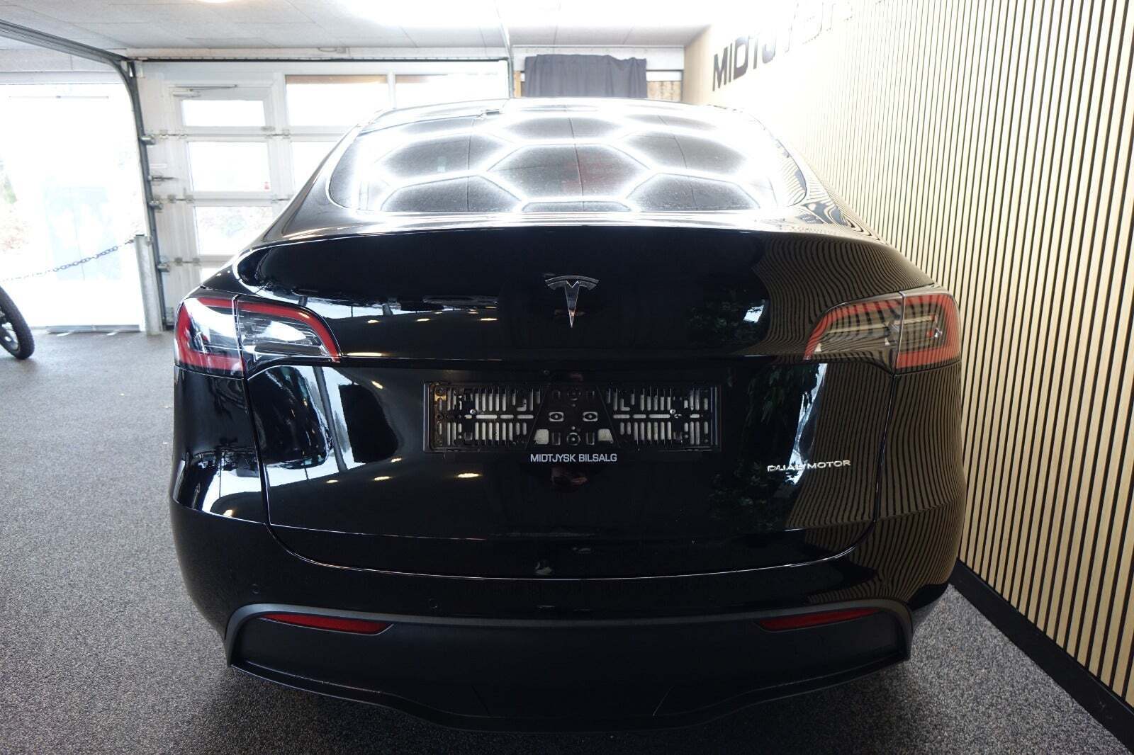Sort Tesla Model Y fra 2024